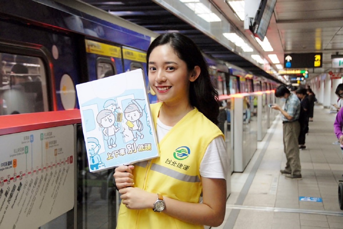 ▲在搭乘公共運輸交通工具時，「千萬別只顧著低頭」，否則可能會錯失了與正妹相遇的緣分。（圖／翻攝自台北捷運）