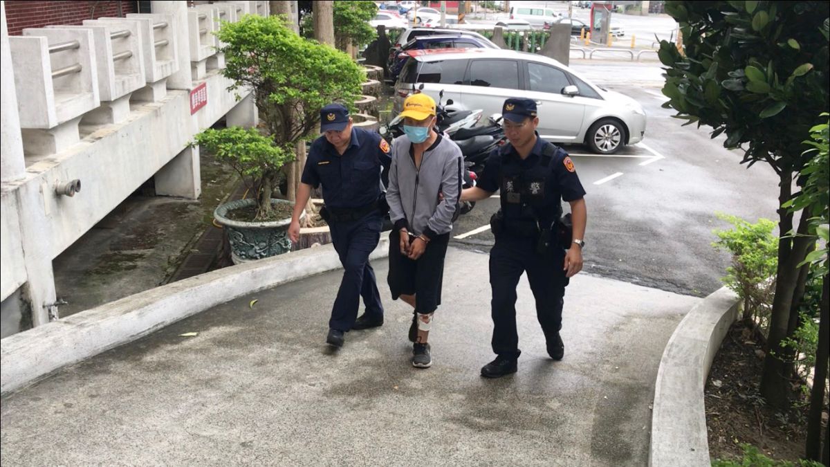 ▲偷救護車行車紀錄器的陳姓男子，隨後騎機車自摔回到派出所，立刻被消防隊員認出就是竊賊。（圖／平鎮分局提供）