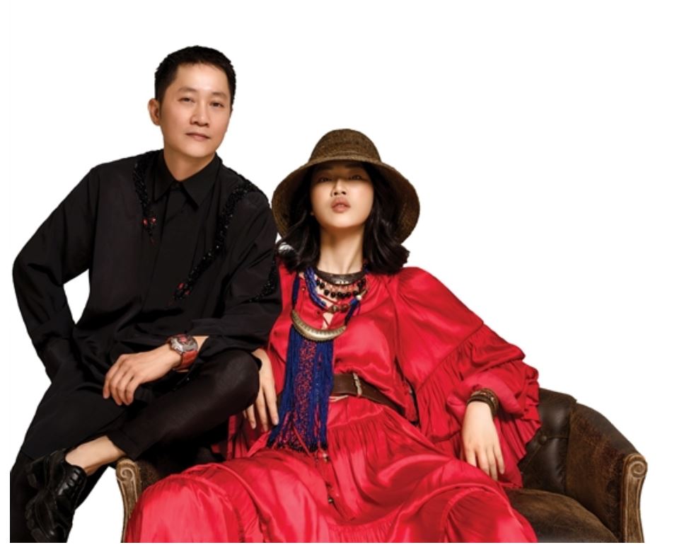 ▲為期三天的時尚週吸引經由15個設計師和品牌所設計的750套服裝，個別展現不同靈感與主題，但都聚焦在春夏。圖為越南知名設計師Hùng Việt和他的服裝作品。（圖／Vietnam News）