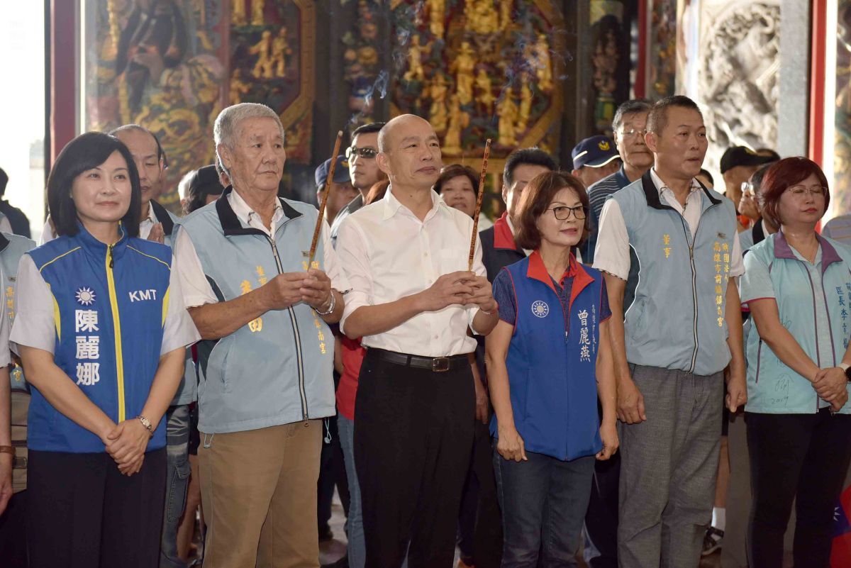 韓國瑜到各行政區傾聽民意前，都會先到當地宮廟拜拜。 (圖/高雄市府提供)