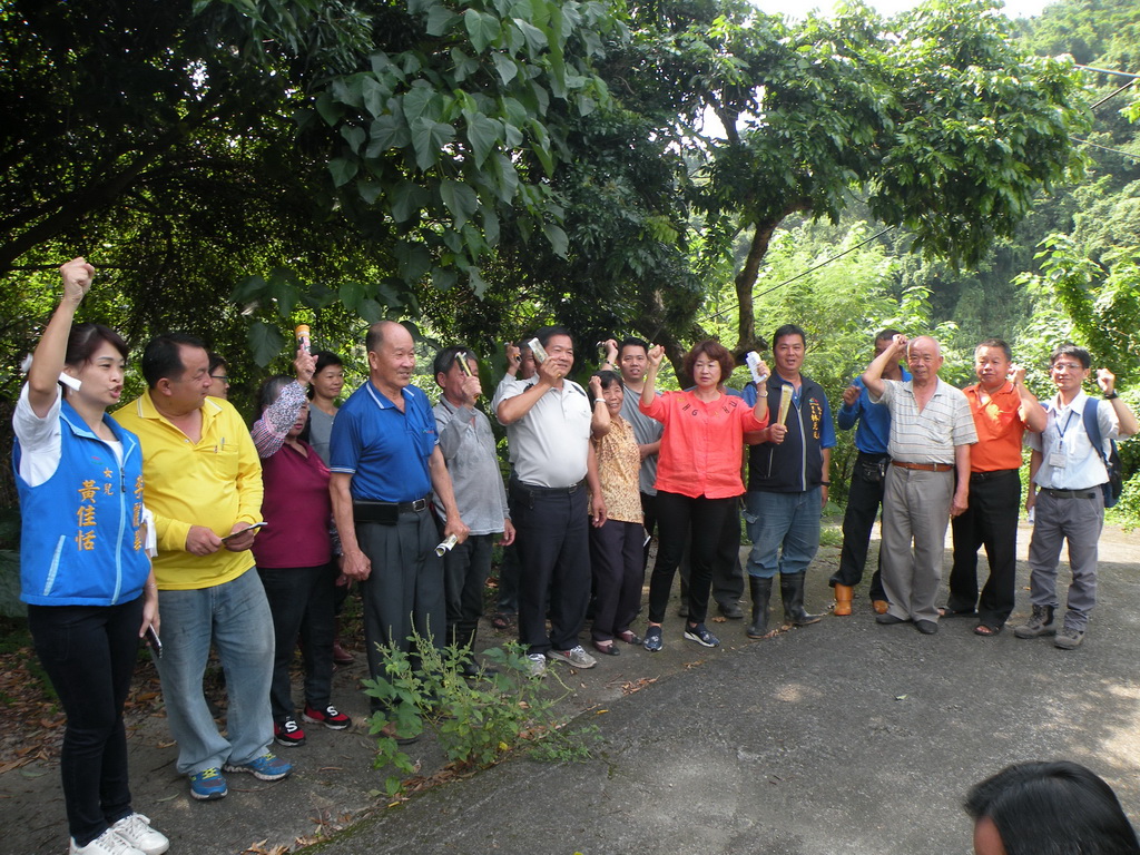 ▲市議員李麗華和里長林元成及果農向猴群宣戰。 (圖／林重鎣攝2019.9.16)