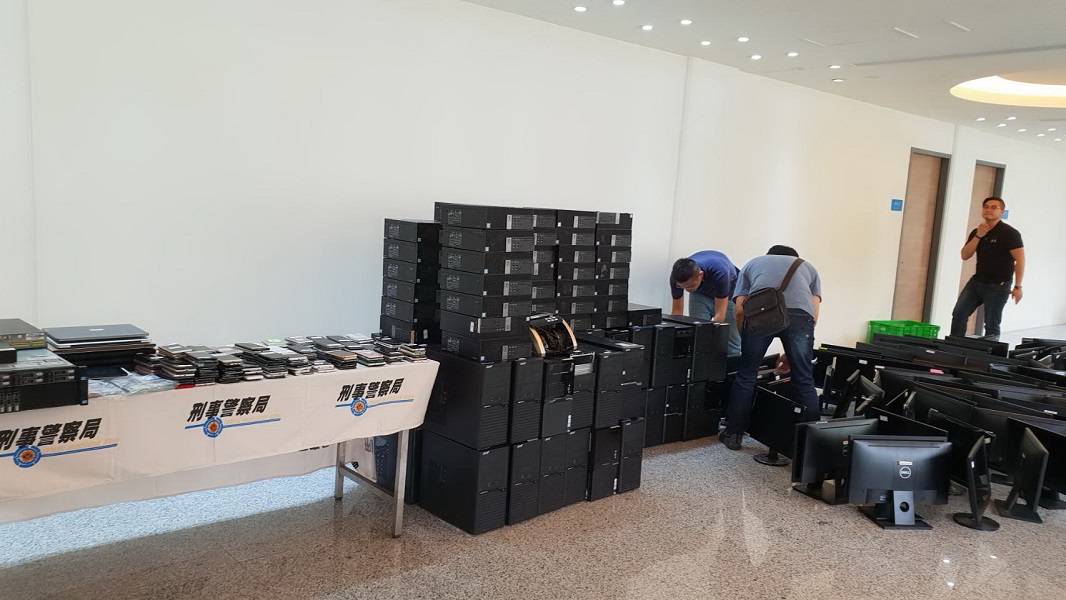 ▲刑事局電偵大隊查獲中國博奕集團在台中市據點，查扣一百多台電腦（圖／警方提供）