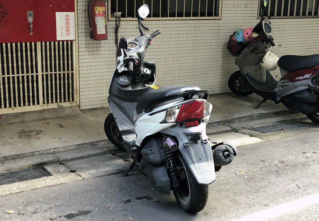▲任意將未掛車牌的車輛停在馬路上，小心被罰5400元。（圖／新北市交通局提供）