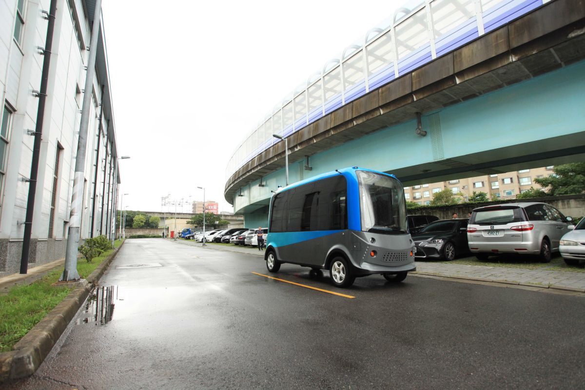 ▲「自駕巴士」依目標期程由封閉、半封閉場域逐步串聯高鐵及機捷，進行軌道運輸延伸接駁公共運輸服務。（圖／桃園市政府提供）