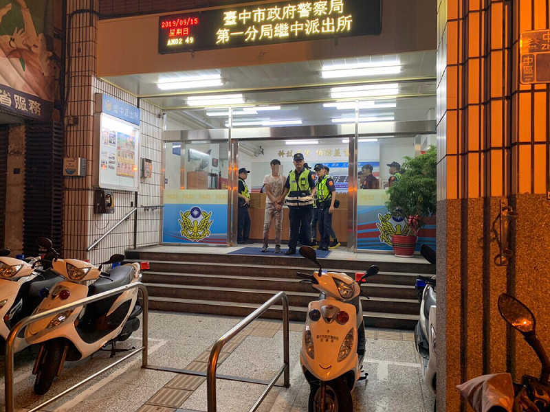 ▲中市警方於中秋連假，在東協廣場查獲10名逃逸移工（警方提供）