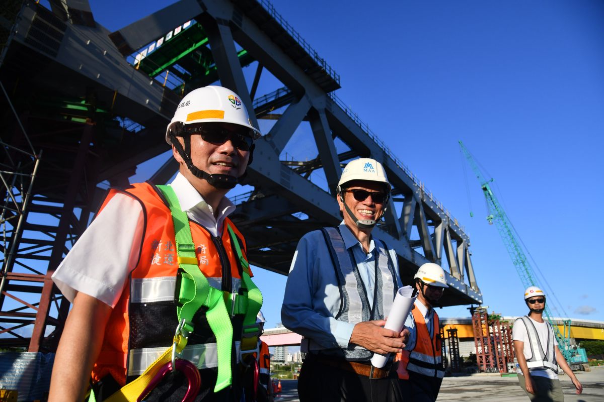 ▲新北市長侯友宜今（12）化身一日工頭，了解橋體鋼桁架吊裝作業，並慰勞施工團隊。（圖／新北市捷運局提供）