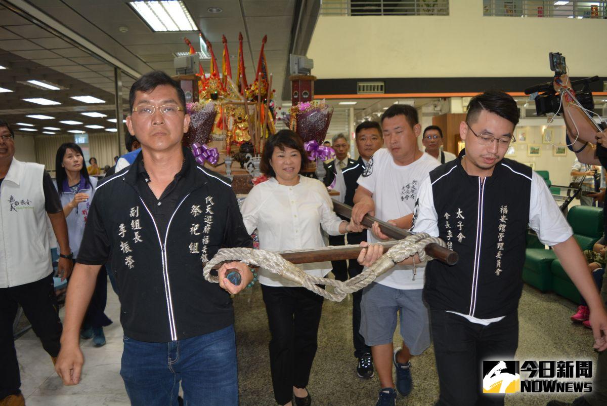 ▲黃敏惠市長迎神轎進入市府中庭，並繞行一圈巡安。（圖／記者郭政隆攝影20199.16）