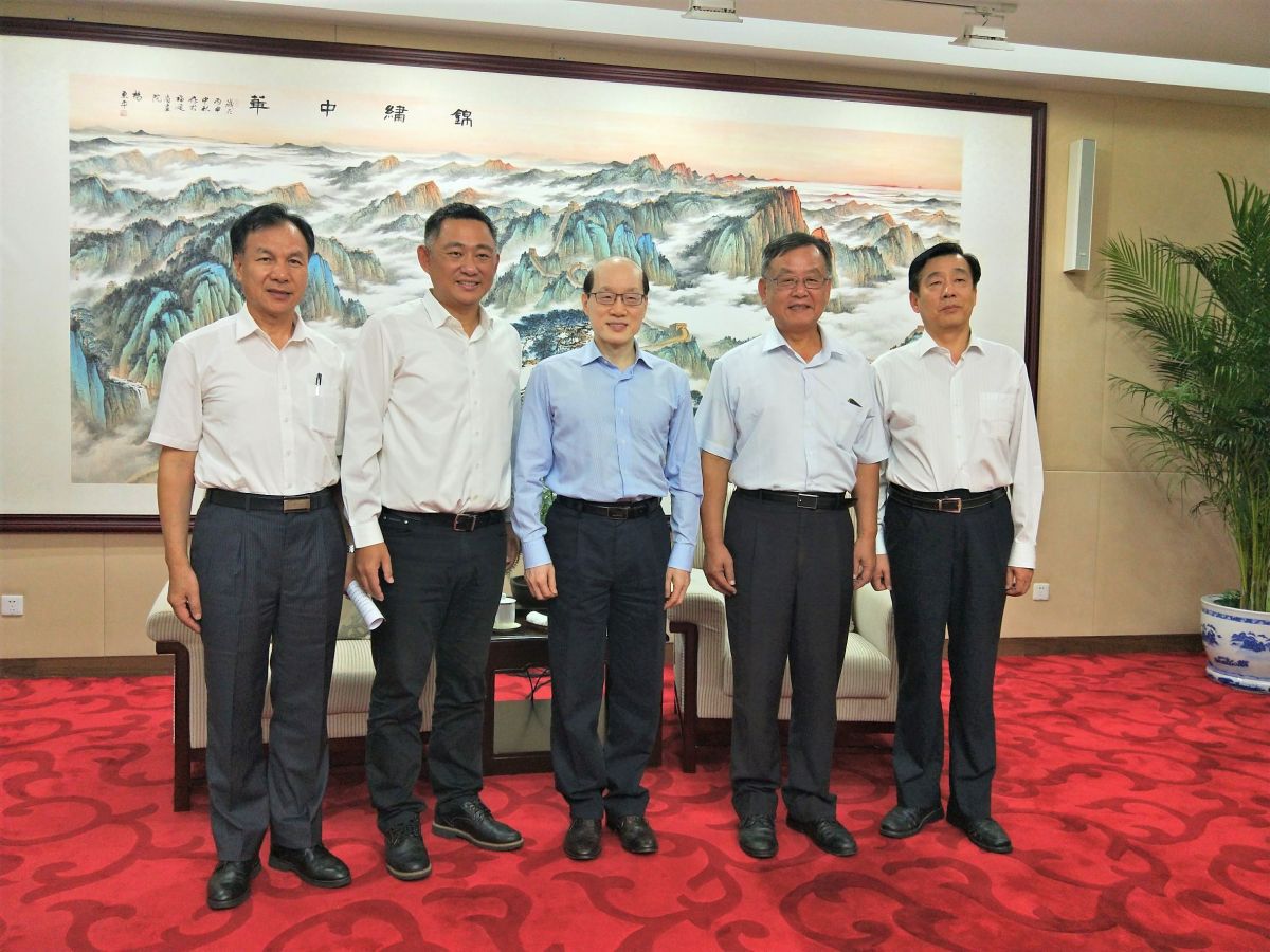 ▲澎湖縣長賴峰偉、金門縣長楊鎮浯、連江縣長劉增應在8月12日聯袂至北京拜會大陸國台辦主任劉結一，爭取金馬澎三離島維持陸客自由行的簽發作業。（圖／澎縣府提供）