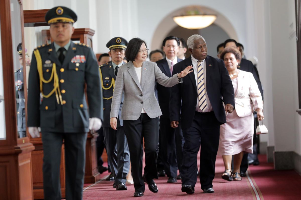 ▲索羅門日前與中華民國斷交，該國前總理何瑞朗去年 5 月曾來訪。（圖／翻攝自蔡英文臉書）