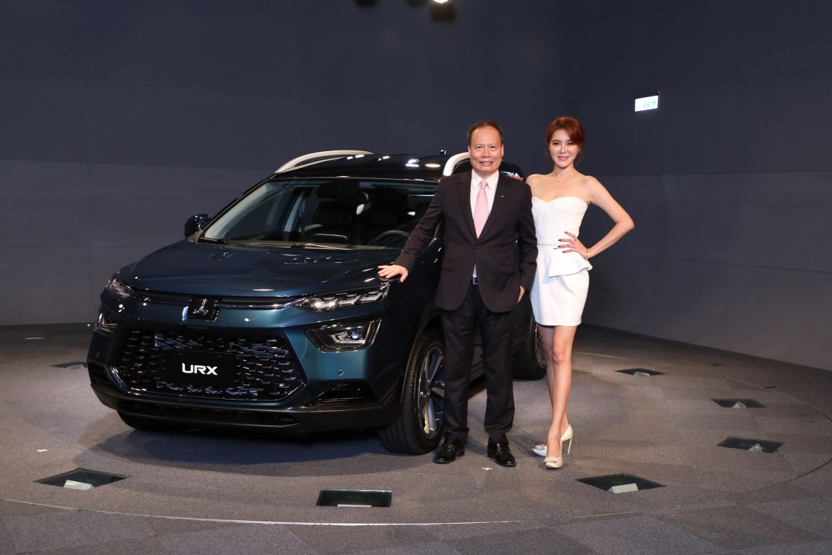 ▲納智捷總經理蔡文榮（左二）展示新LUXGEN URX車款。（圖／業者提供）