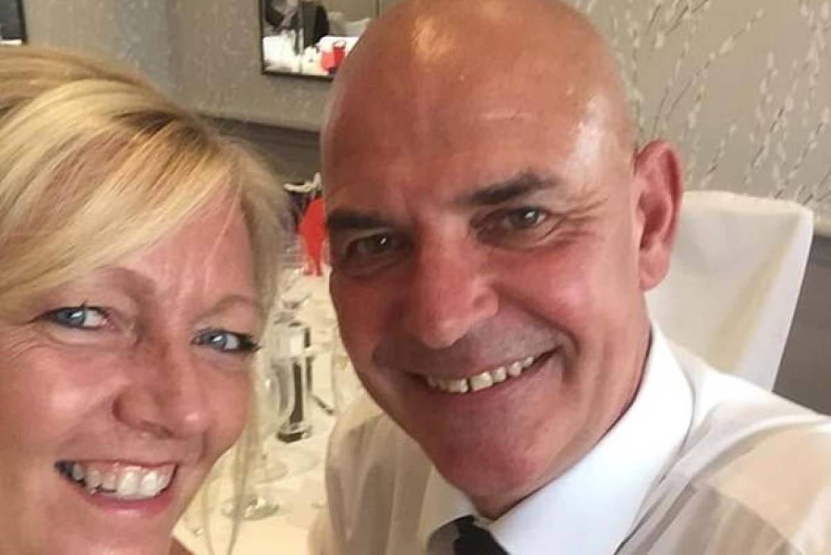 ▲一對 30 年老夫妻出國慶祝結婚紀念日，丈夫卻在跳傘活動中喪命。（圖／翻攝自每日郵報）