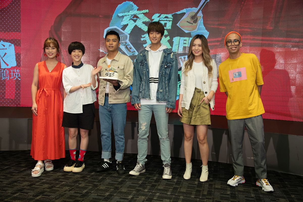 ▲李佳歡（左起）、小球莊鵑瑛、布萊克薛薛、許書豪、孫盛希、呂士軒一起錄節目（圖／靛癮製作）