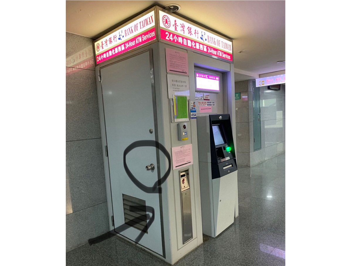 ▲提款機旁的門做啥用？眾人驚：竟有人不知！揭真正用途。（圖／翻攝自PTT ）