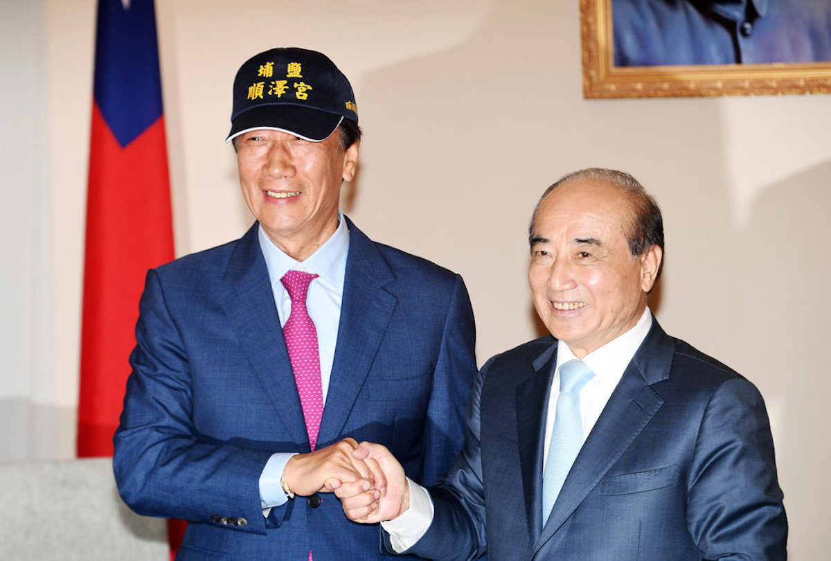 ▲鴻海創辦人郭台銘 16 日深夜宣布不參與 2020 連署競選總統；對此，資深媒體人黃創夏直言，國民黨員的未來很有可能會「被韓粉集體綁架！」（圖／中央社資料圖片）