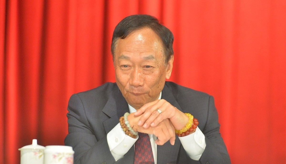 ▲鴻海創辦人郭台銘 16 日深夜 11 時突然宣布不參與 2020 連署競選總統，律師呂秋遠也針對其「不參選聲明」列出 10 點超白話解析。（圖／中央社資料圖片）