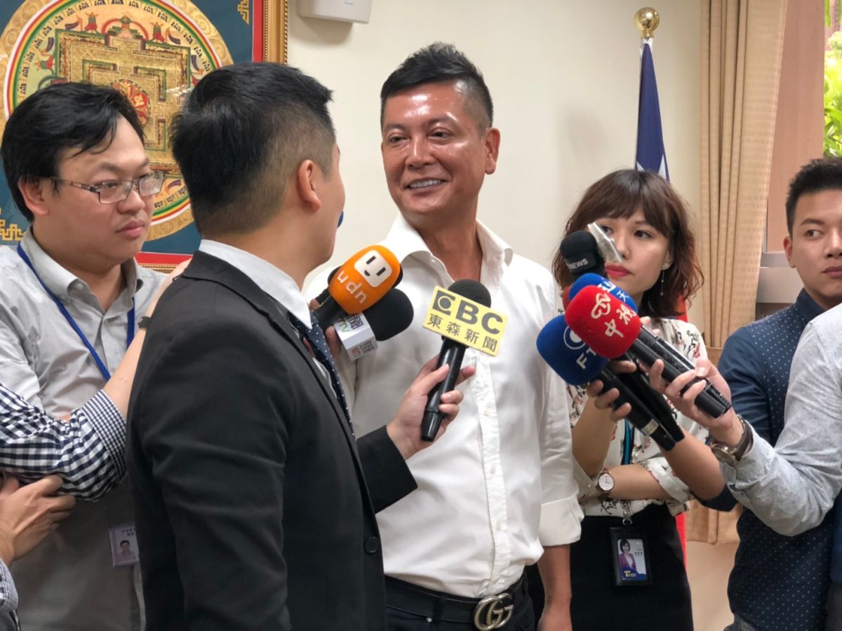 郭台銘宣布不選總統，立法院親民黨主任張碩文開玩笑地說，應該是沒吃到一起起義的月餅。 (圖/記者吳承翰攝影)