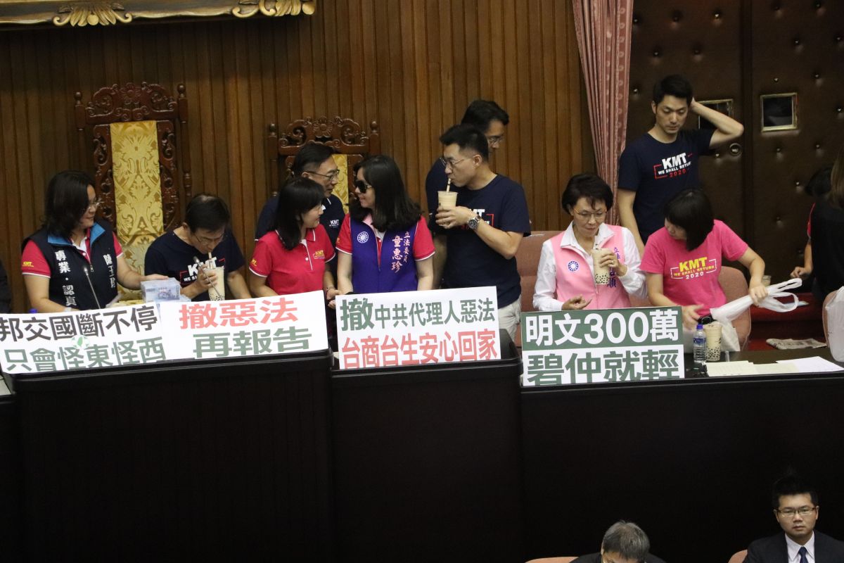 ▲國民黨立委霸佔主席台喝珍奶，並大喊「國民黨撿不到300萬，只好喝珍奶」。（圖／記者劉育辰攝 2019.09.17）