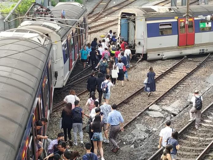 ▲港鐵紅磡站 17 日上午 8 點驚傳列車出軌事故。（圖／翻攝自立場新聞）