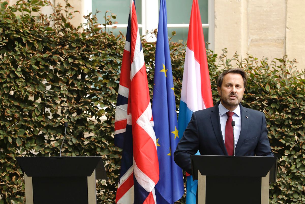 ▲英國首相強生 16 日赴盧森堡，原訂與盧森堡總理貝特一起舉行記者會，卻因場外抗議聲太過吵雜而臨陣脫逃，丟下貝特獨撐全場。（圖／美聯社／達志影像）
