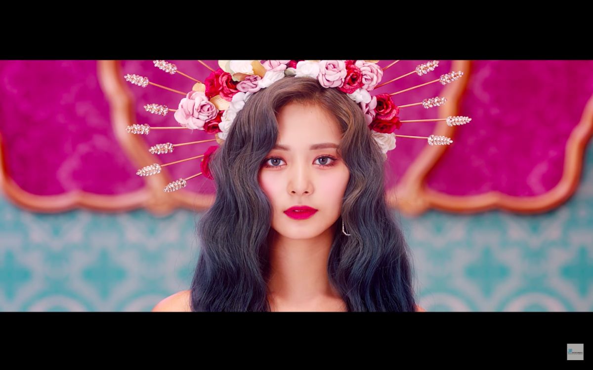 ▲TWICE新歌預告中的子瑜，造型神似星巴克商標。（圖／JYP YouTube）