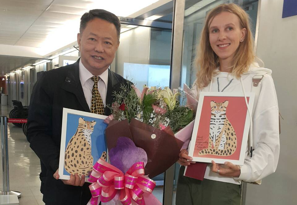 ▲俄羅斯籍插畫家卡佳（ Катя Молодцова ）受邀來台參加集集彩繪列車首航，今（ 17 ）日上午抵達台灣。（圖／讀者提供）