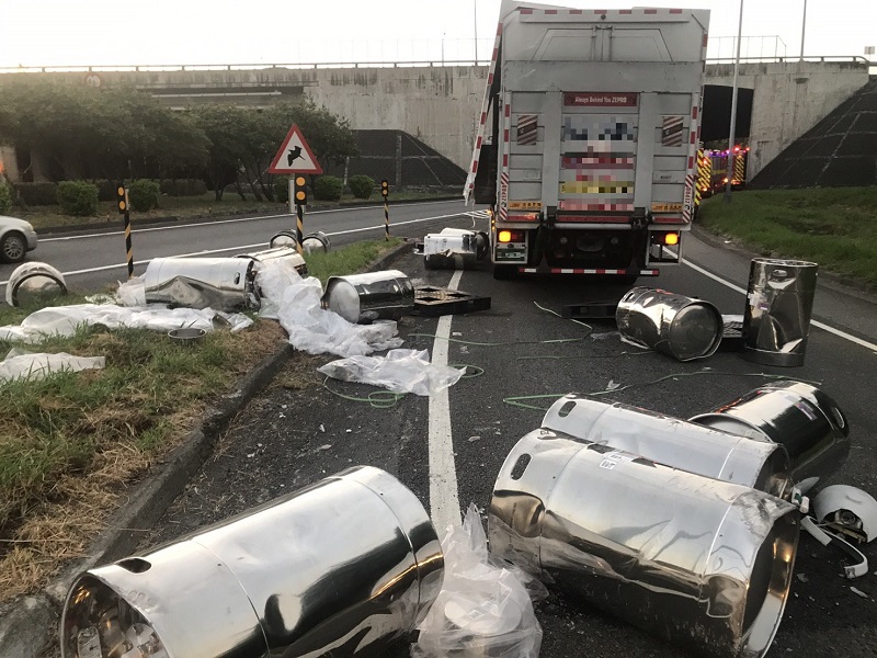 ▲一輛滿載有毒化學物質的貨櫃車，在中港交通道掉落20桶於匝道上（圖／消防局提供）