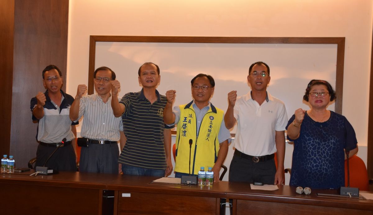 ▲嘉義區漁會與嘉義縣議員召開記者會，要求政府補助養殖漁業用電。（圖／記者陳惲朋翻攝）