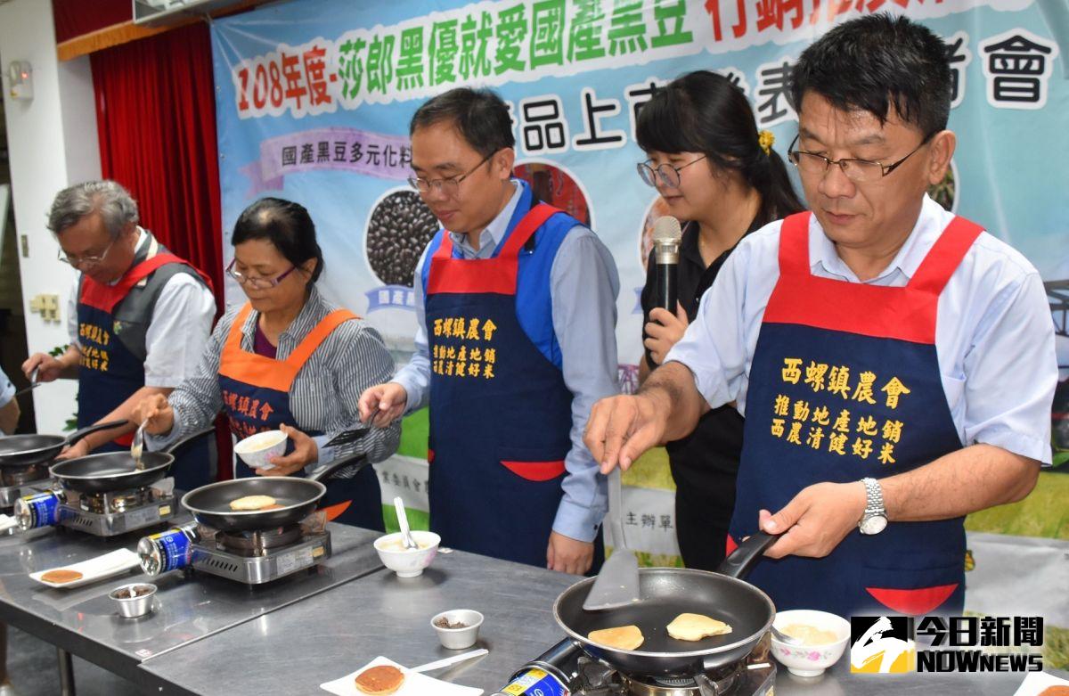 ▲西螺農會總幹廖富事引領來賓製作黑豆銅鑼燒。（圖／記者郭春輝攝，2019.09.17）