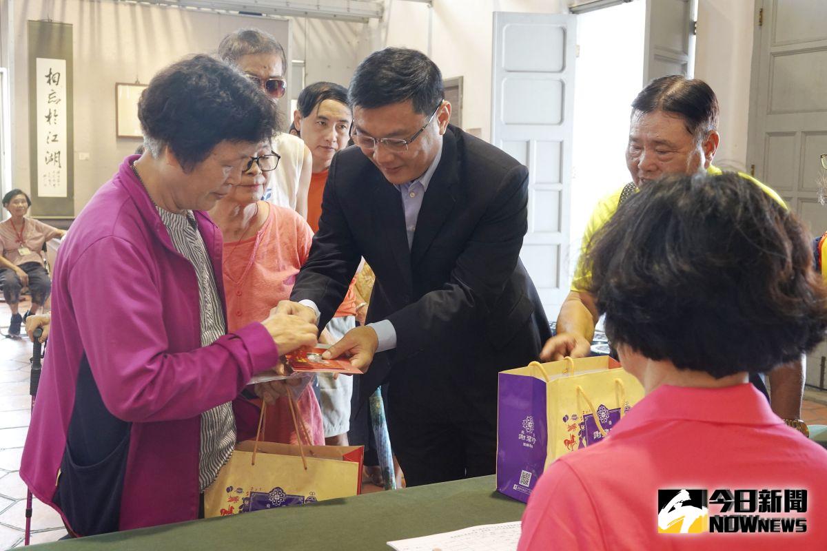 ▲鹿港鎮長許志宏發送重陽敬老禮金，洛津里里長黃文秋加碼送蛋糕給長輩們。（圖／記者陳雅芳攝，2019.09.17）