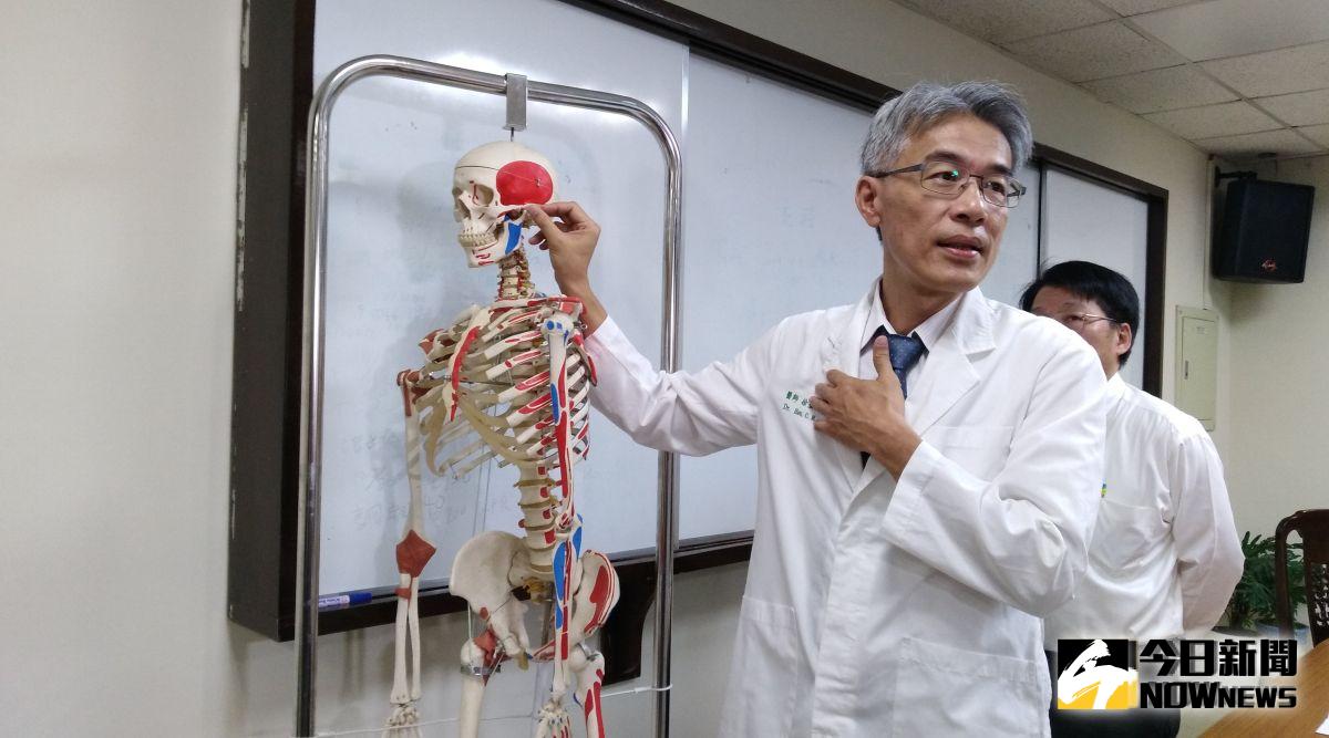 ▲北港媽祖醫院中醫部針灸科主任徐堅銘說明針灸方法，調節系統的蝶顎神經節。（圖／記者洪佳伶攝，2019.09.17）