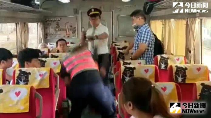 影／嚇到發抖　台鐵列車長查票反遭乘客以安全帽攻擊
