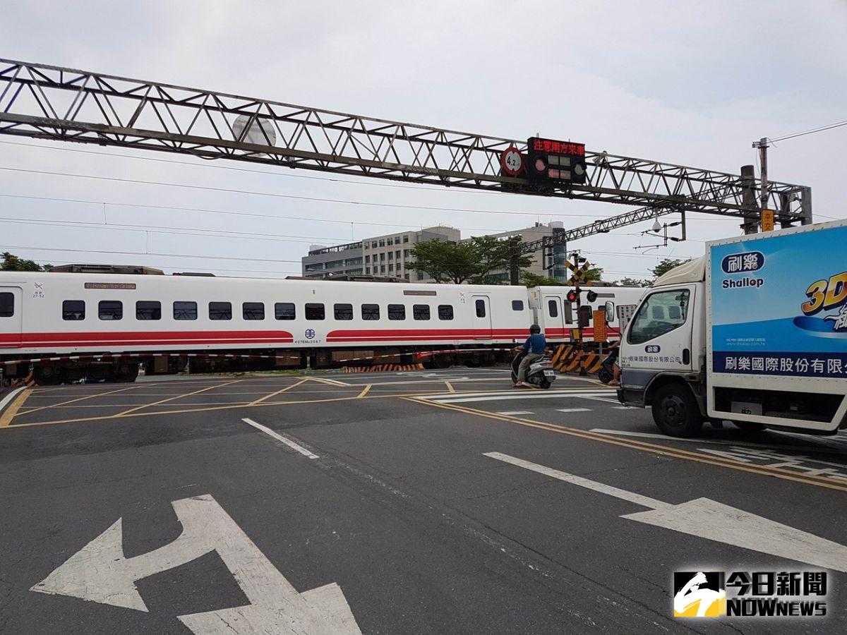 ▲陽明大學附設醫院旁的校舍路平交道，十分鐘內就有五班火車經過，平交道密集的交通阻斷對於救護車及醫院車輛進出影響甚鉅。（圖／記者李清貴攝,資料照)