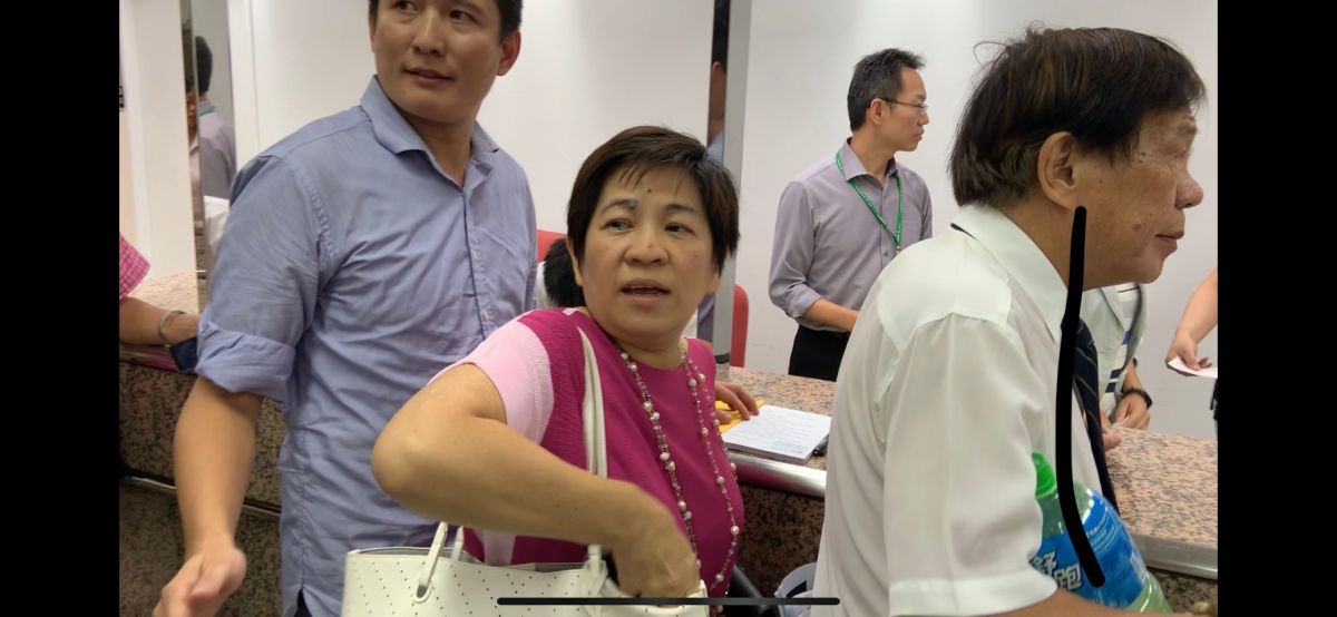 柯文哲的乾妹黃文玲在時間截止前到達中選會，要幫柯文哲登記。 (圖/記者吳承翰攝影)