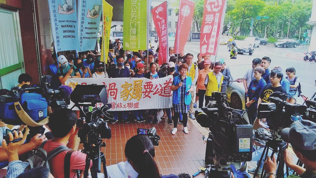 ▲16日，臺灣移工聯盟召開「職災是人禍，家屬要公道」記者會，家屬在移工團體如臺灣國際勞工協會的陪同下現身勞動部陳情。（圖／翻攝自TIWA台灣國際勞工協會）
