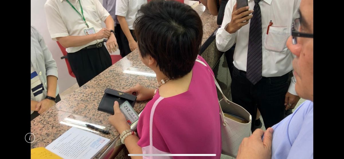 柯文哲乾妹黃文玲跑到中選會要為柯文哲登記參選，但柯文哲本人並無意願。 (圖/記者吳承翰攝影)