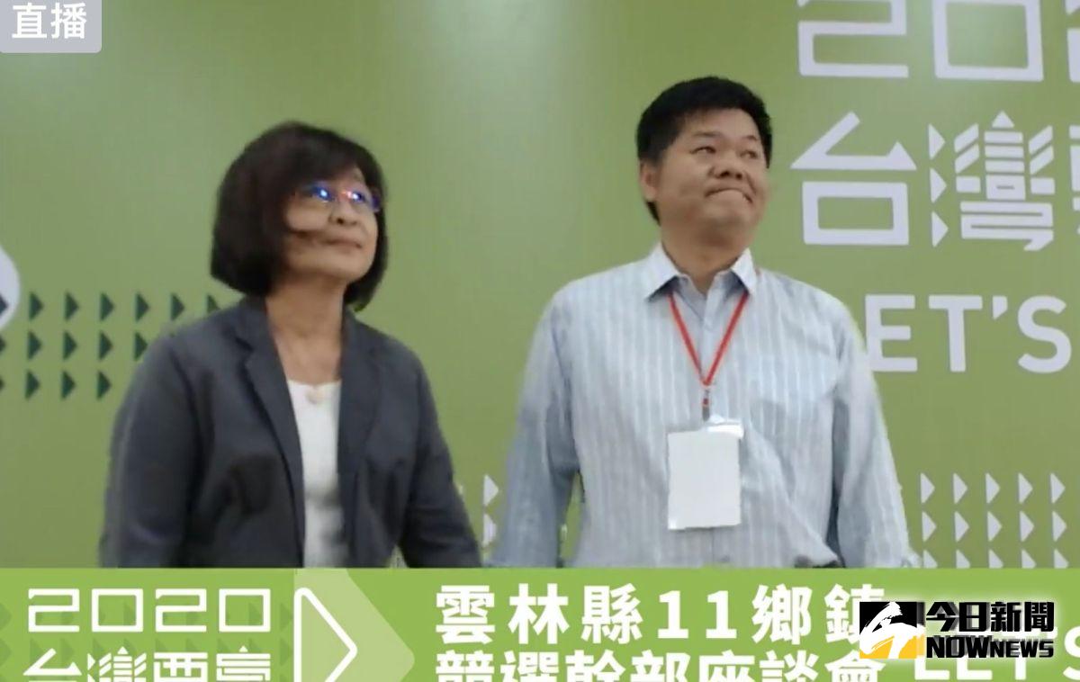 ▲前麥寮鄉長許忠富（右）原本被視為蘇治芬（左）接班人，兩人一起上台向鄉親鞠躬。（圖／記者蘇榮泉攝，2019.09.17）