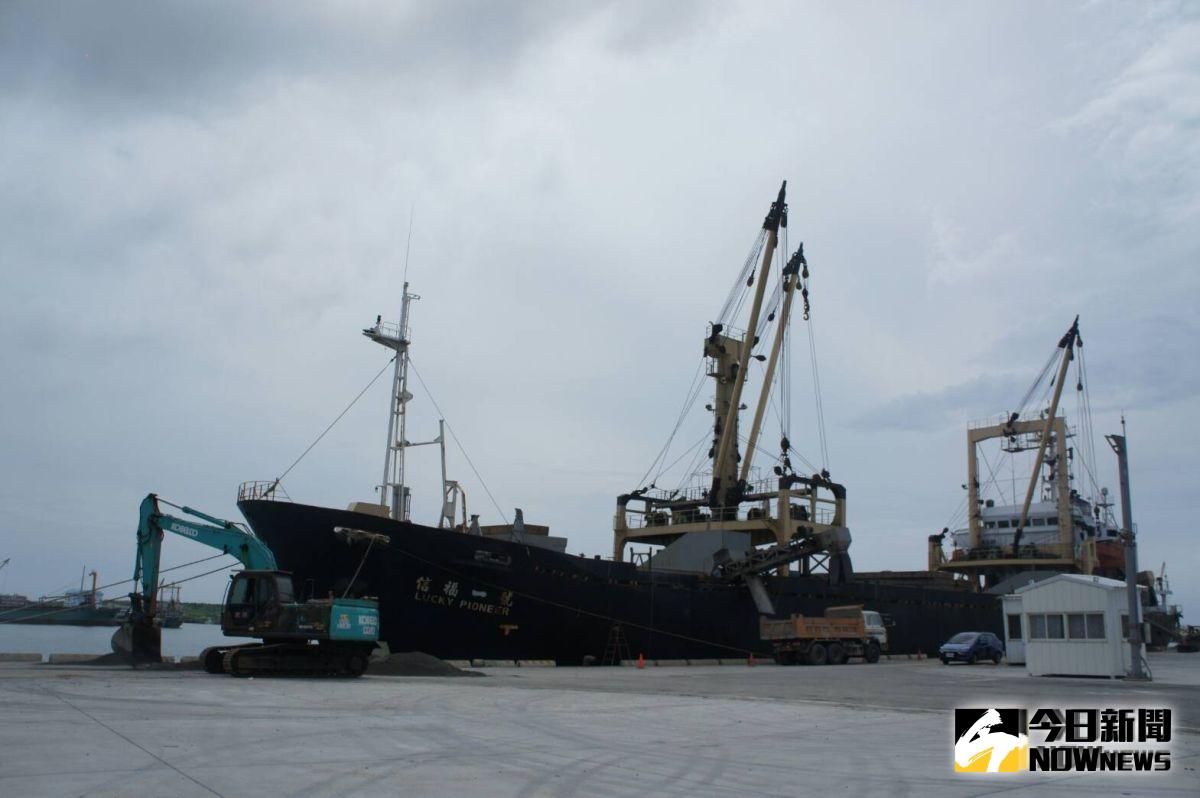 ▲信福一號砂石船8月21日在澎湖龍門尖山港9號碼頭進行砂石卸運作業時，印尼籍水手長因故斷臂倒臥血泊之中。（圖／記者張塵攝）