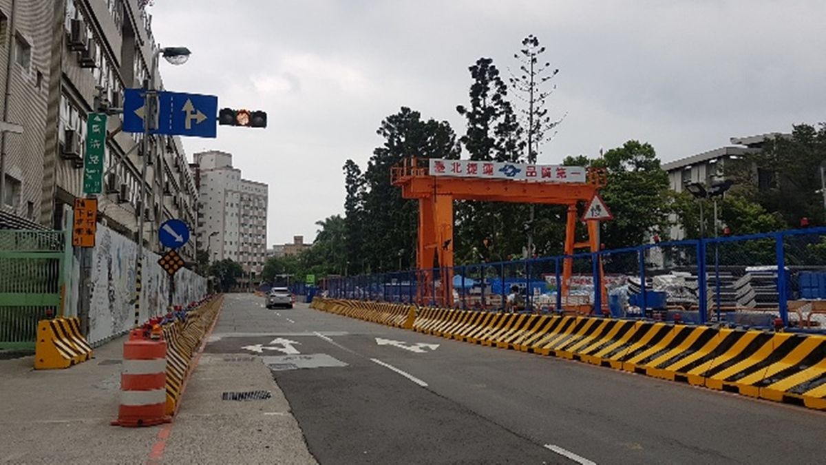 ▲捷運萬大線施工中的植物園站，周邊房價比前站的中正紀念堂站每坪便宜逾30萬元。（圖／信義房屋提供）