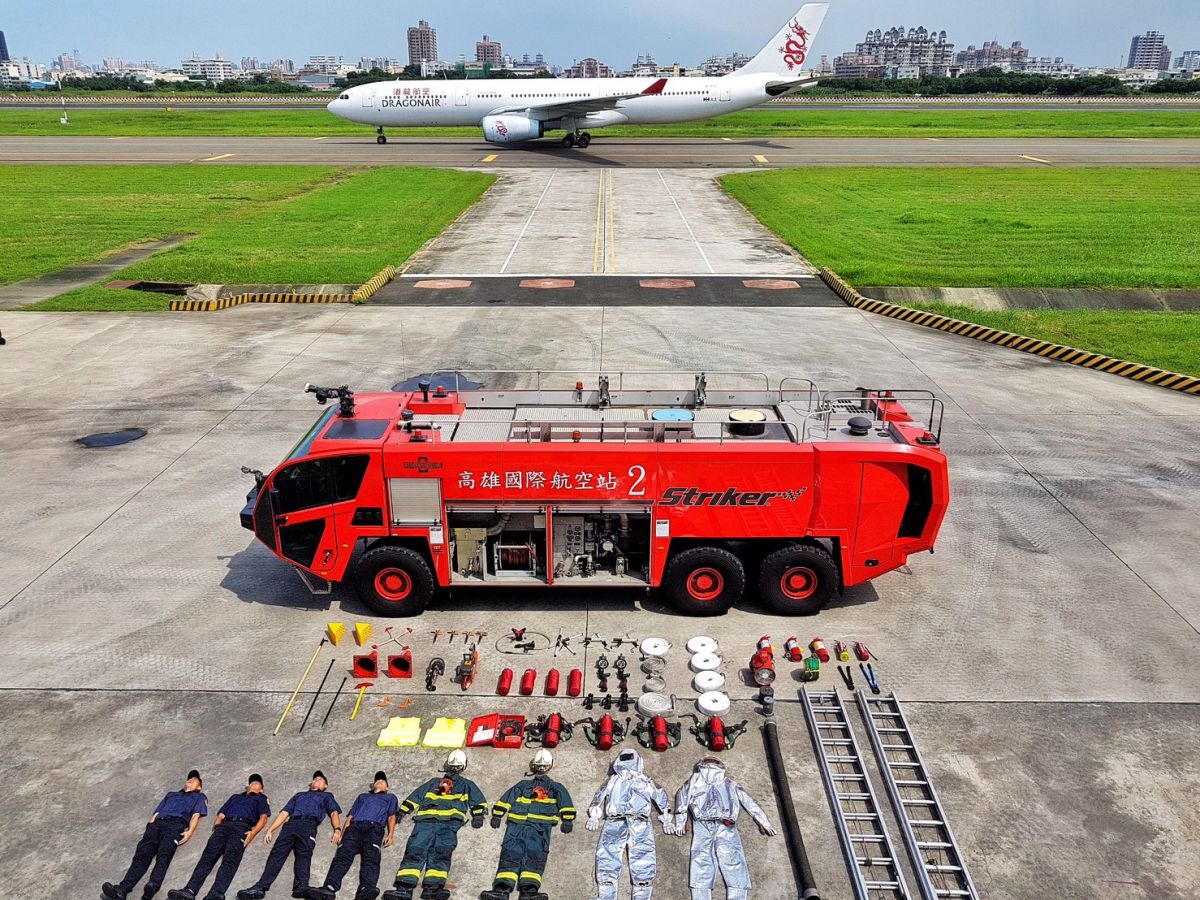 ▲在小港機場的「守護飛航安全消防組」開箱文，連「飛機」都有。（圖／高雄國際航空站提供）