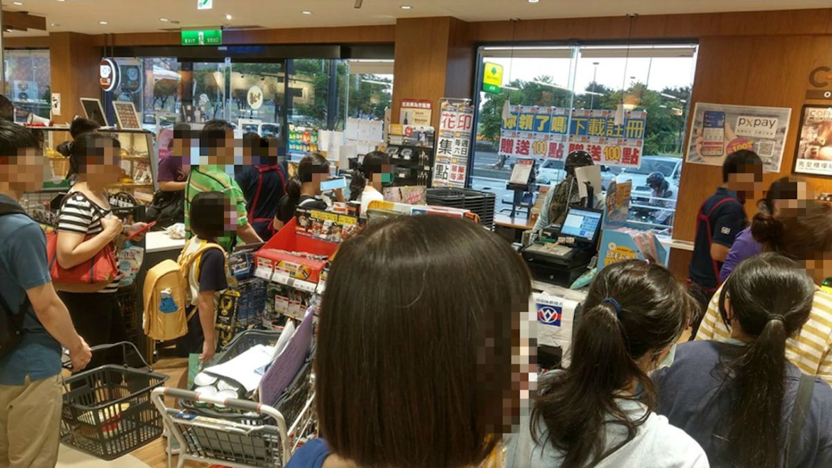 ▲一名網友在臉書社團「爆怨公社」貼出一張櫃台排隊照，貼文立刻引發熱議，釣出一票網友揭密「快速結帳」方法，笑稱「後面的大媽一整個驚訝」。（圖／翻攝自爆怨公社）