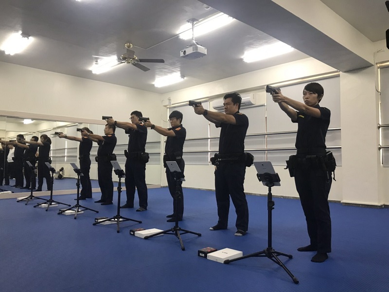 ▲中市警三分局戰技館啟用，員警們使用數位射擊擬器自主訓練（圖／警方提供）