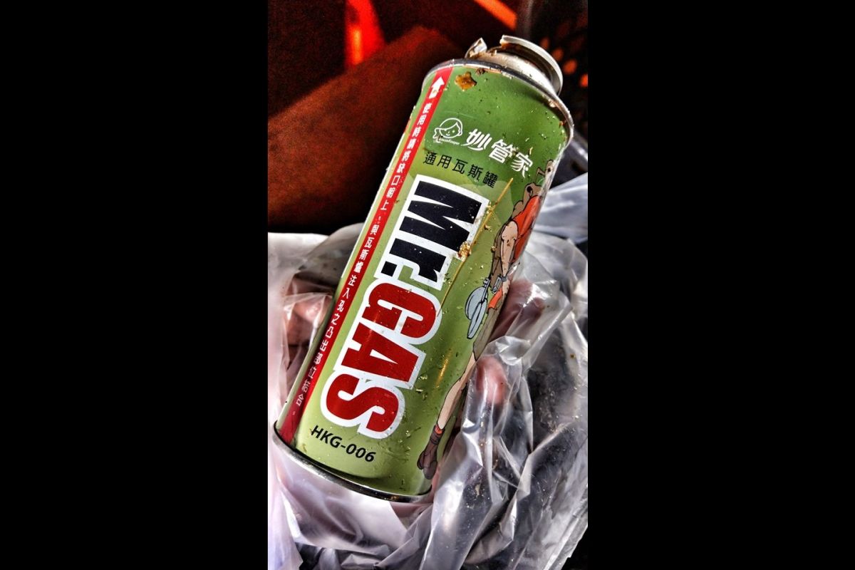 ▲清潔人員從垃圾袋中翻出瓦斯罐，氣得大罵。（圖／翻攝自龐姓網友臉書）