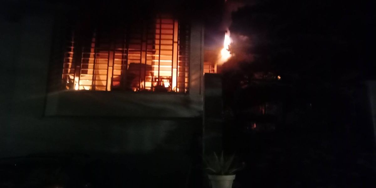 ▲火災現場火勢相當猛烈。（圖／記者陳聖璋翻攝）