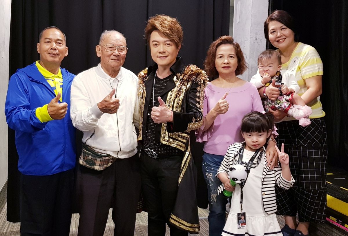 ▲翁立友的96歲高齡阿公，現身力挺演唱會。（圖／豪記唱片提供）