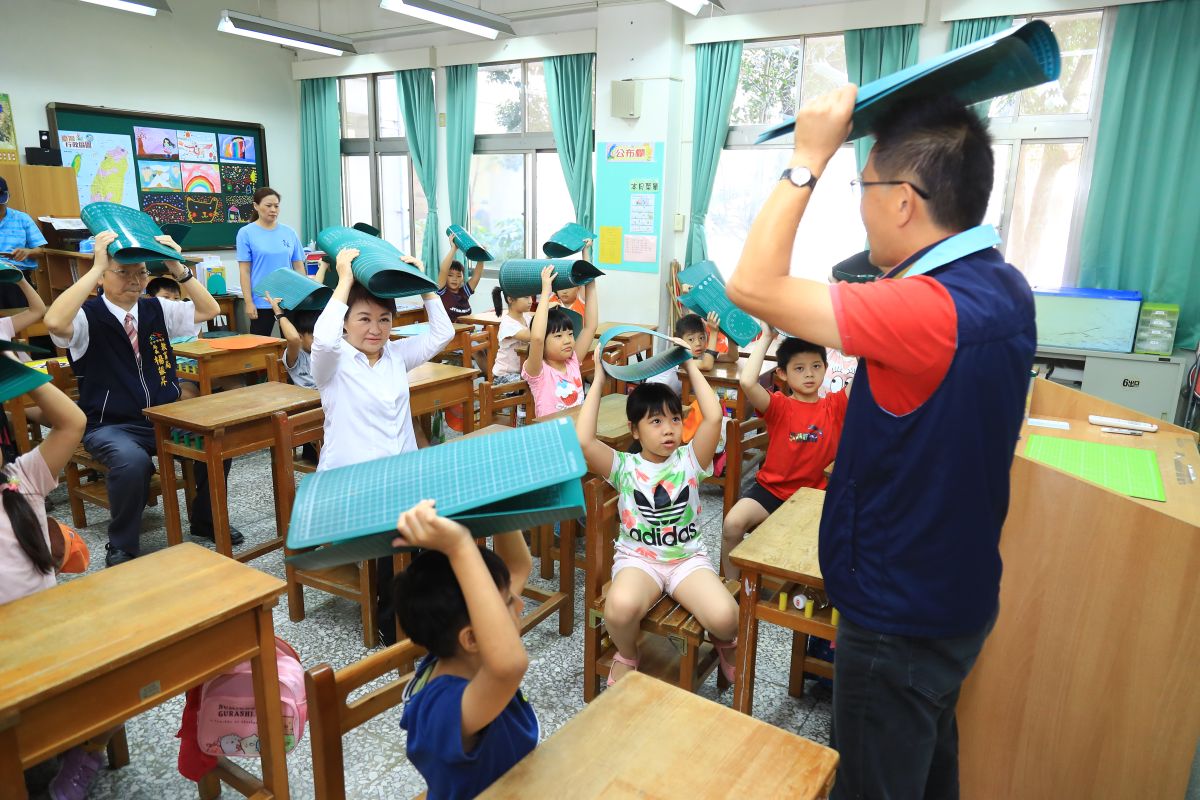 ▲市長盧秀燕也親自示範震災防護「趴、掩、穩」保命3要領。(圖／柳榮俊翻攝2019.9.18)