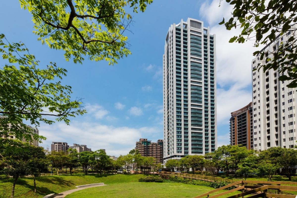 ▲建案位於富貴公園第一排，同時也是全棟SRC制震宅。(圖/公關照片)