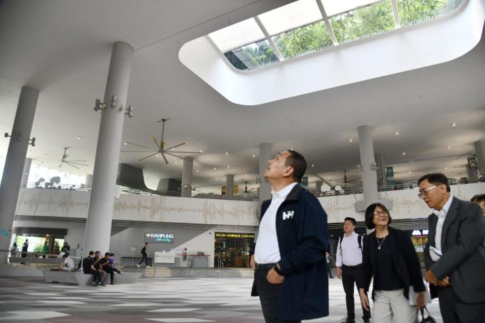 ▲侯友宜走訪Kampung Admiralty各樓層，觀摩先進建築設計。（圖／新北市新聞局提供）