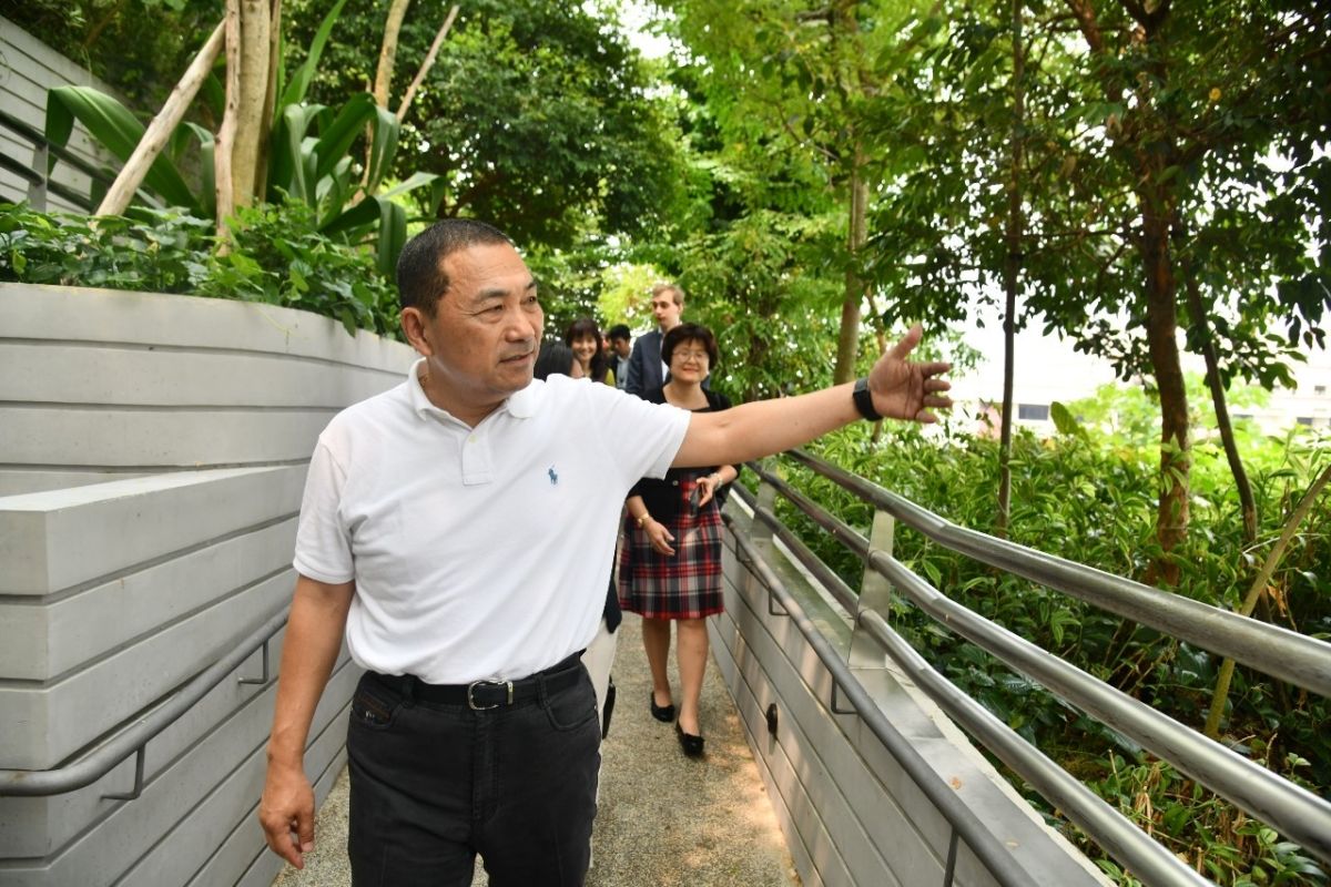 ▲侯友宜拜訪Kampung Admiralty長輩，讚許社區優質好生活。。（圖／新北市新聞局提供）