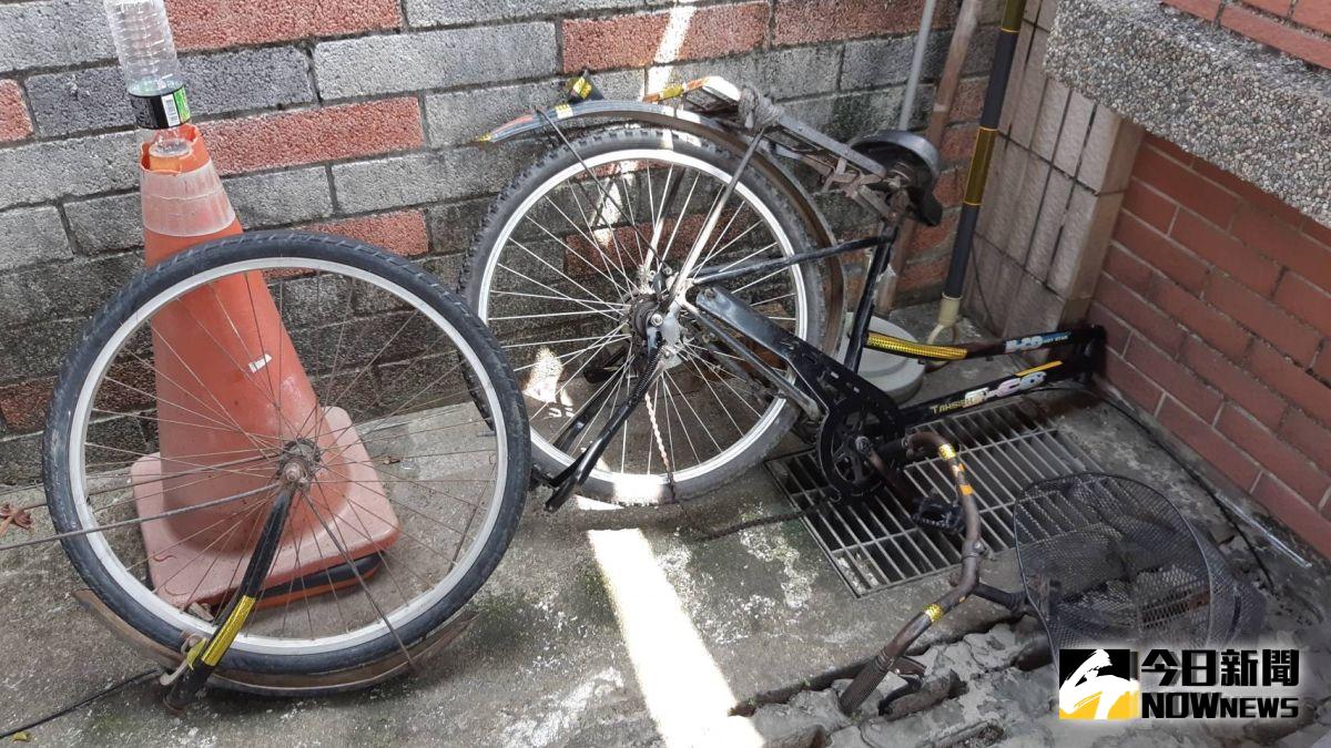 ▲老翁騎腳踏車誤闖快速道路遭兩車撞擊斷魂，所騎腳踏車斷成3截。（圖／記者簡勇鵬攝，2019.09.18）