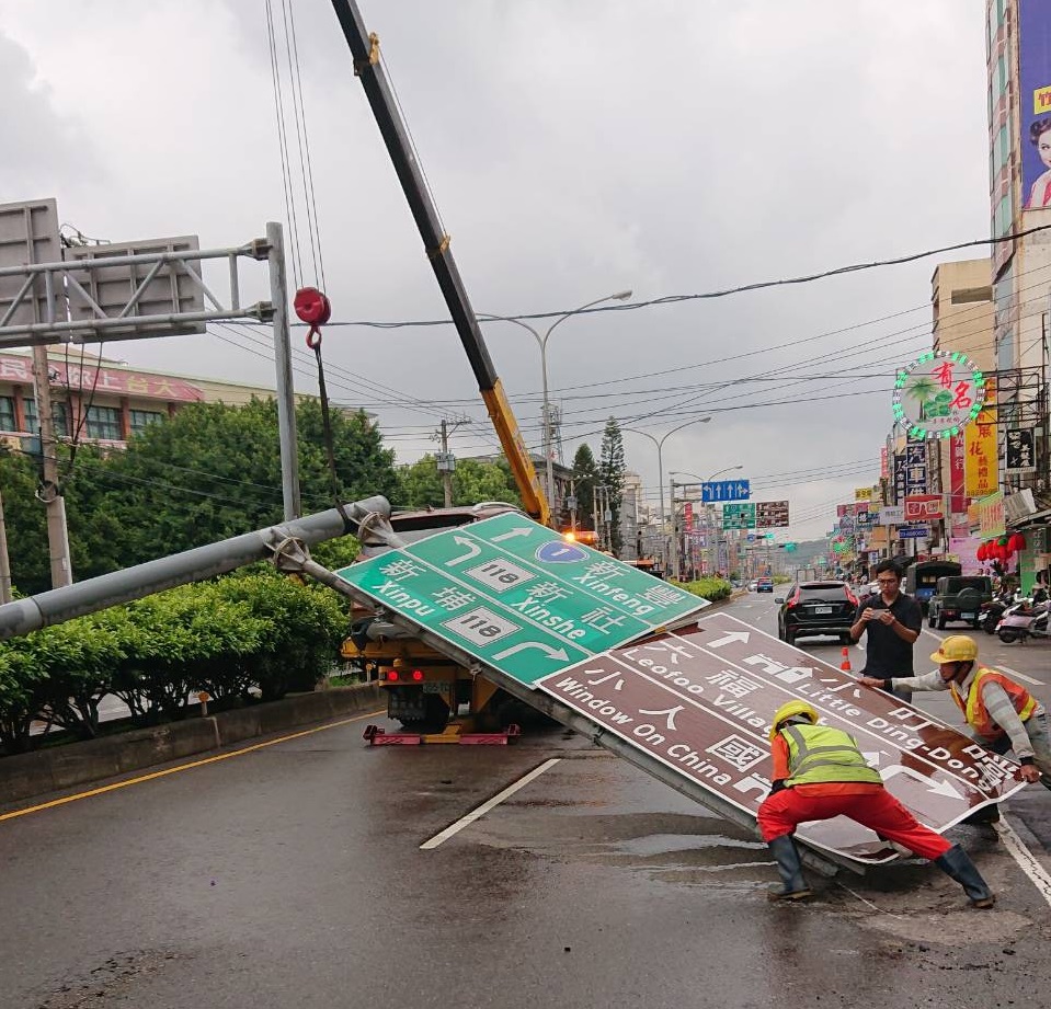 ▲6級陣風吹倒標誌桿，砸下橫躺省道北上車道。（圖／竹北分局提供）